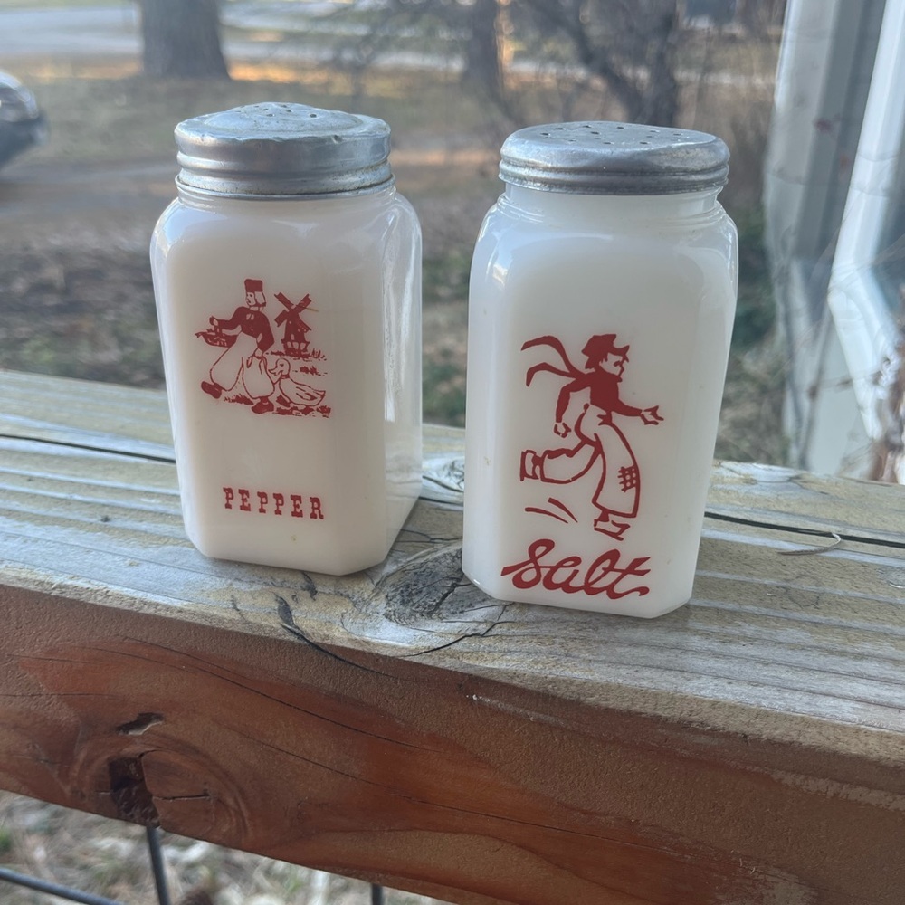 Vintage Hazel Atlas Dutch Skater Salt & Pepper Shakers!  Red & White
